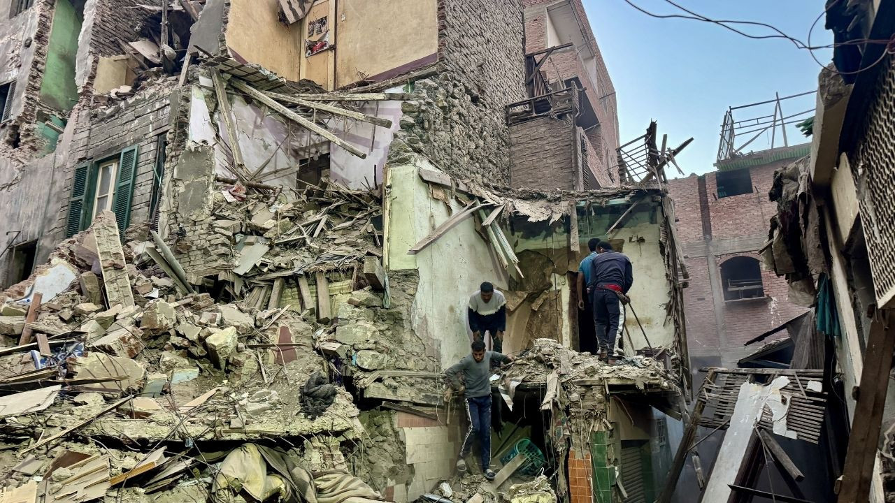 Mısır'da beş katlı bina çöktü: 8 ölü