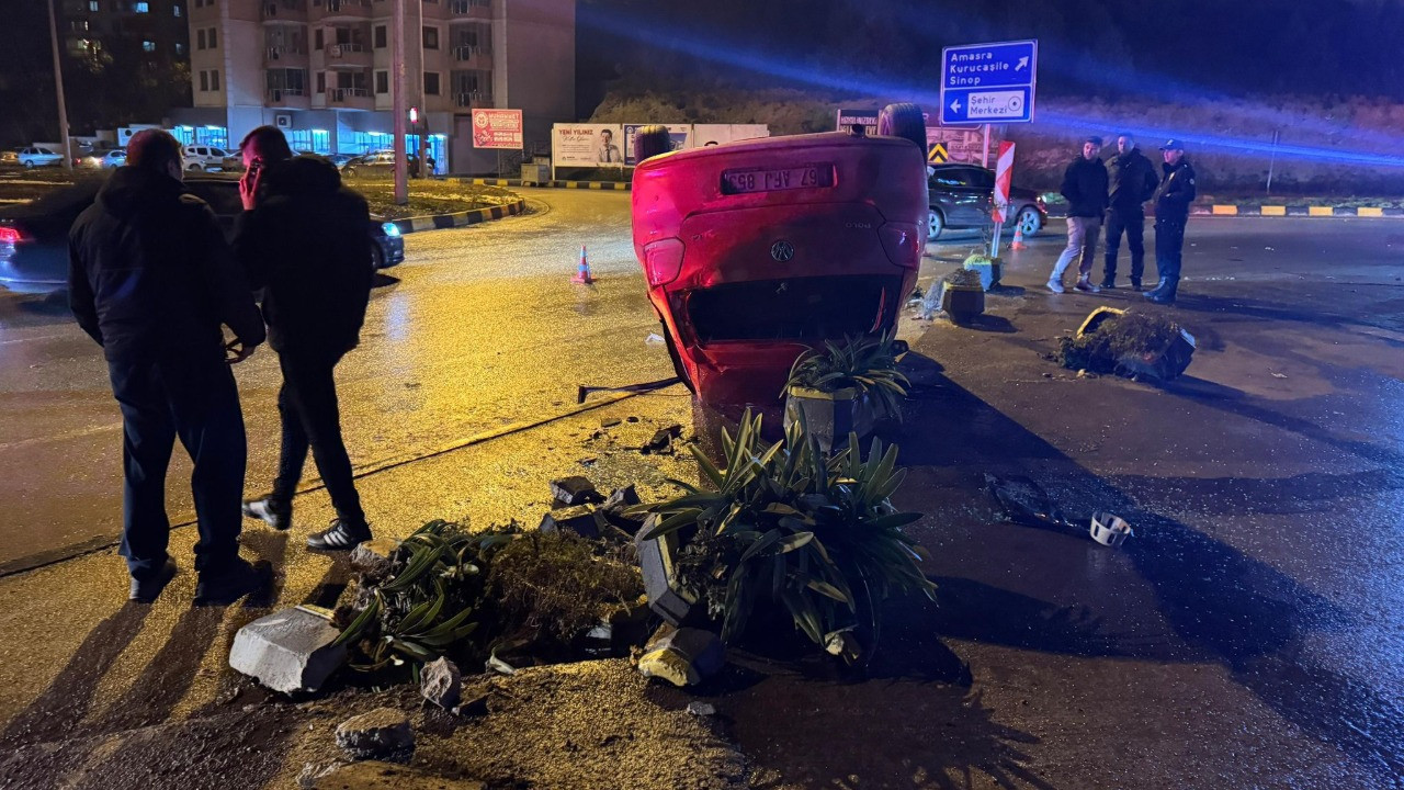 Polisten kaçan otomobilin sürücüsü refüje çarptı: 3 yaralı