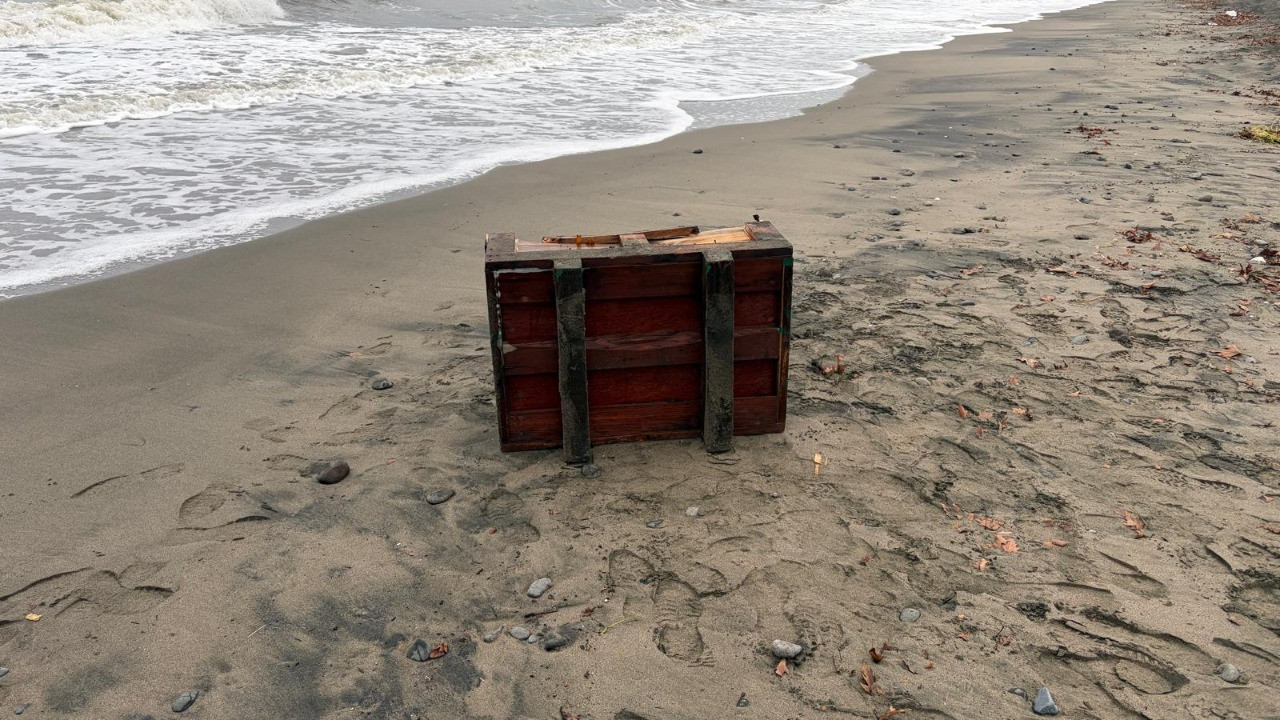 Sahile üzerinde Rusça yazılar olan sandık vurdu