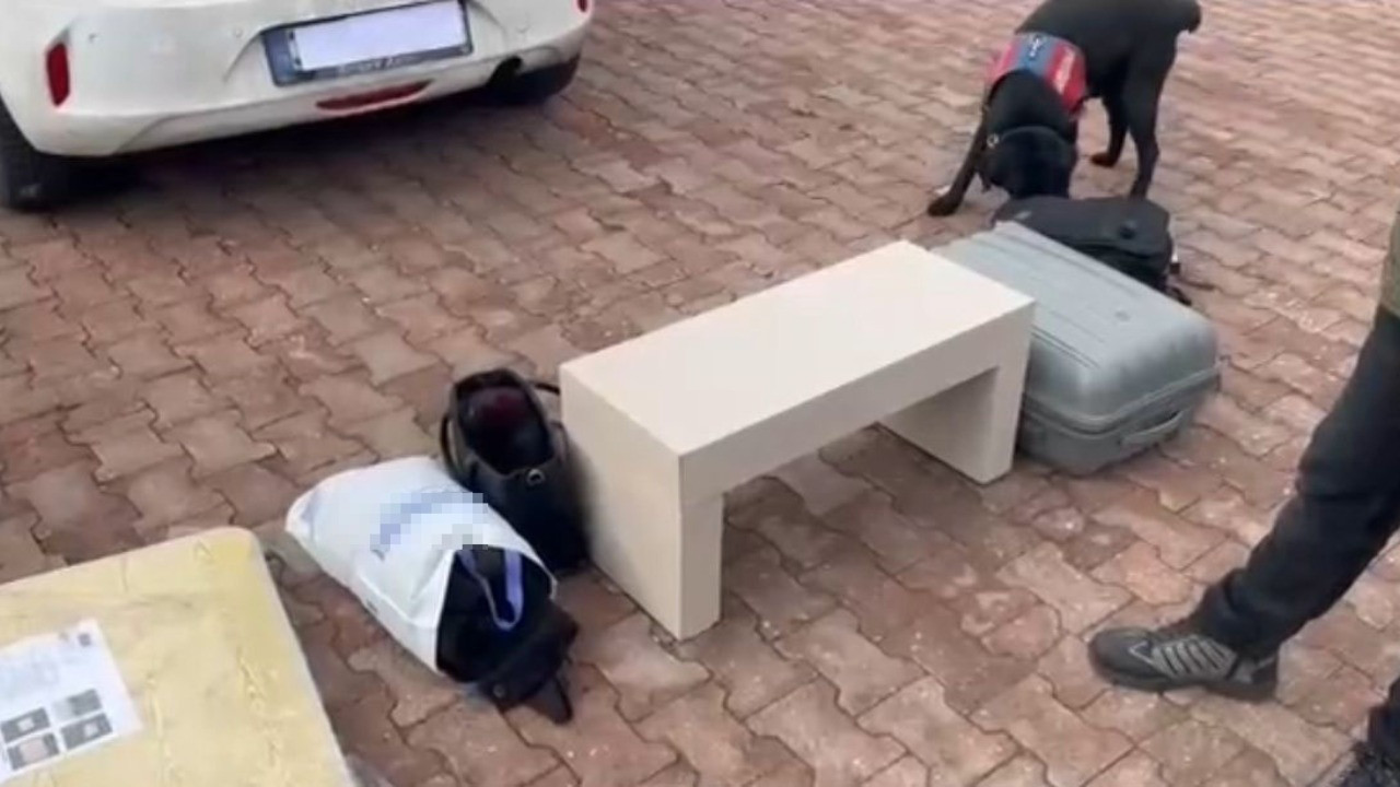 Sehpanın içerisine gizlenmiş 4,7 kilo esrar ele geçirildi