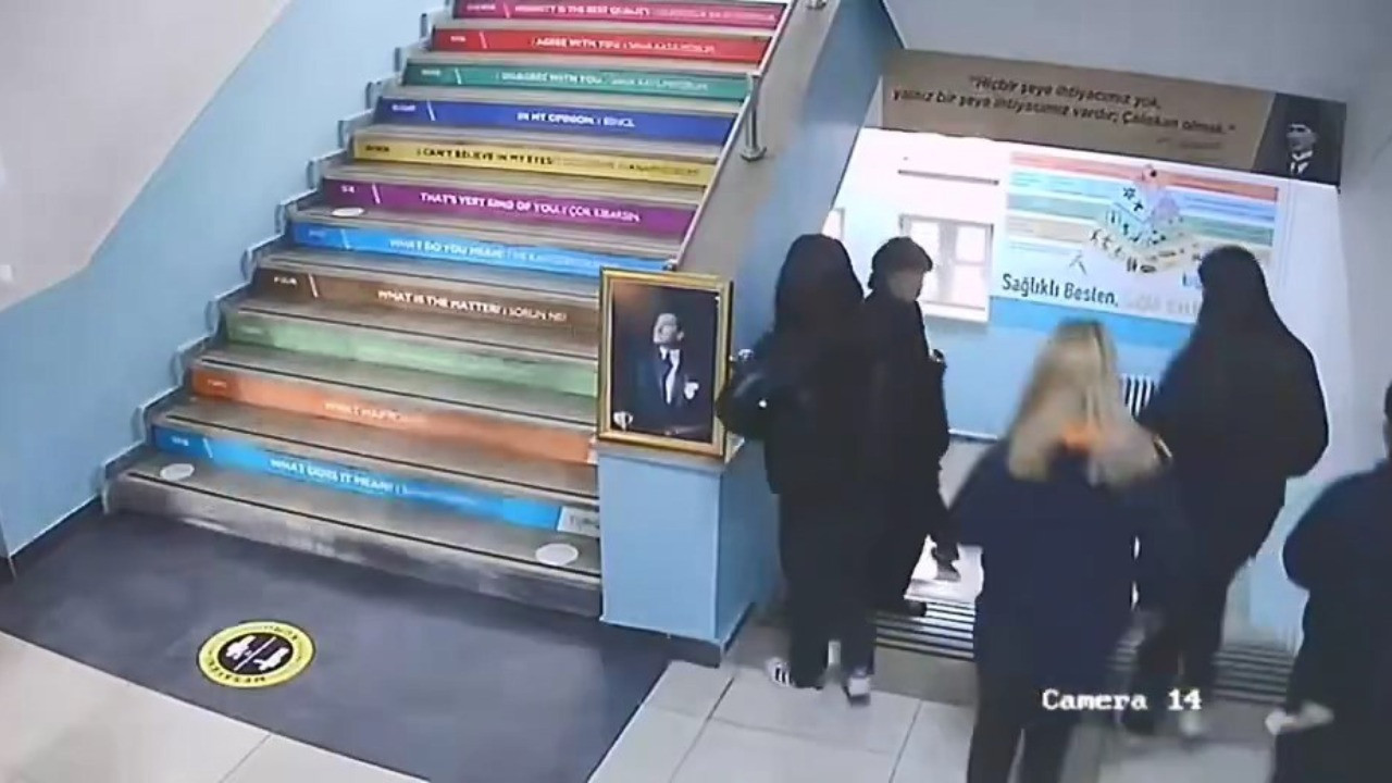 Yere konulan Atatürk portresi öğrenciler tarafından düzeltildi