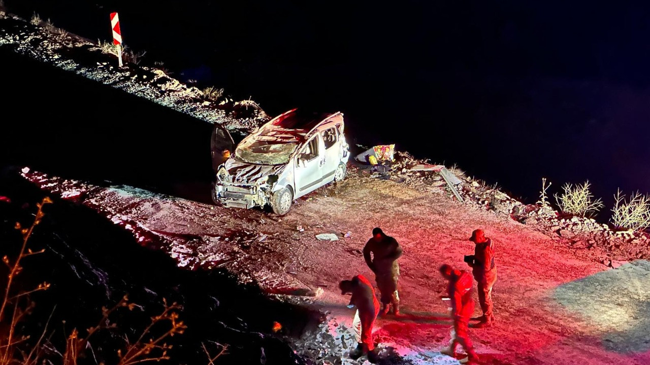 Buzlanan yolda hafif ticari araç şarampole yuvarlandı: 1’i ağır 2 yaralı