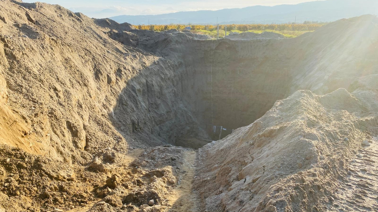 Devasa çukurda tarihi eser aradılar