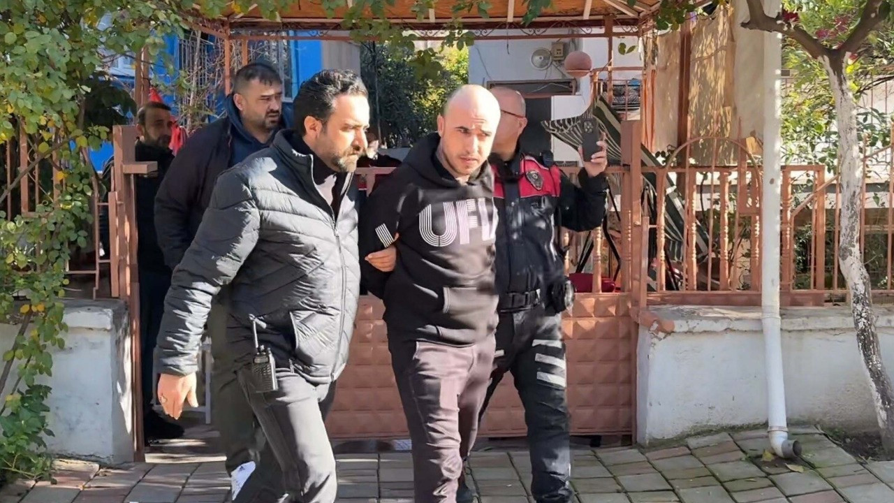 Firari hükümlü, kanepenin altında saklanırken yakalandı