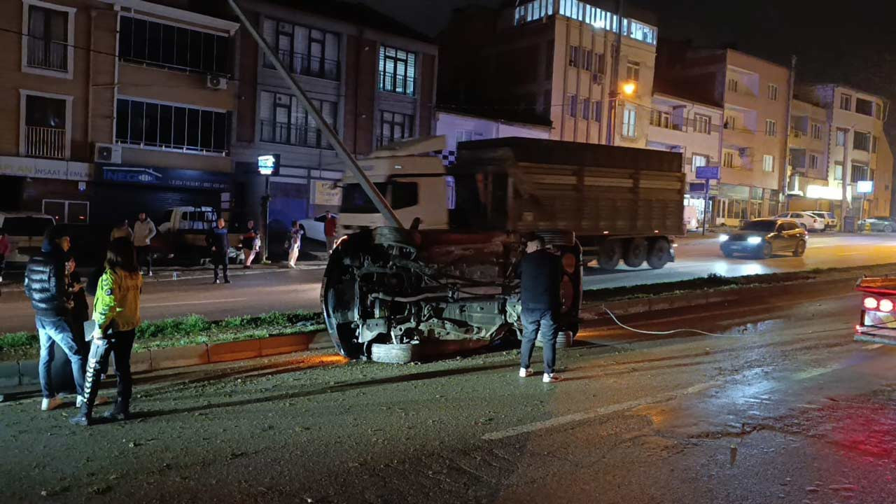 İnegöl’de takla atan otomobil direğe çarptı