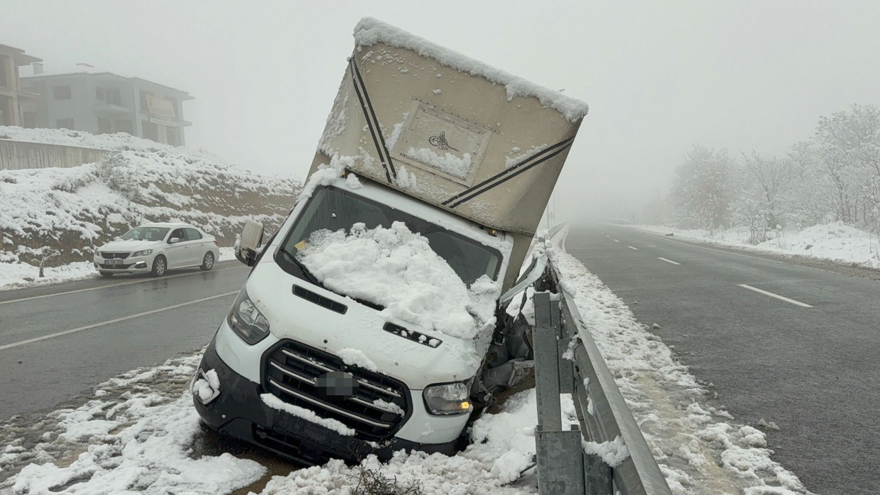 Kar hayatı felç etti: Ağaçlar devrildi, araçlar kaza yaptı