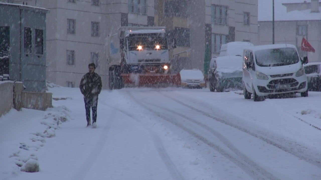 Kar kalınlığı yarım metreyi aştı, yollar kapandı