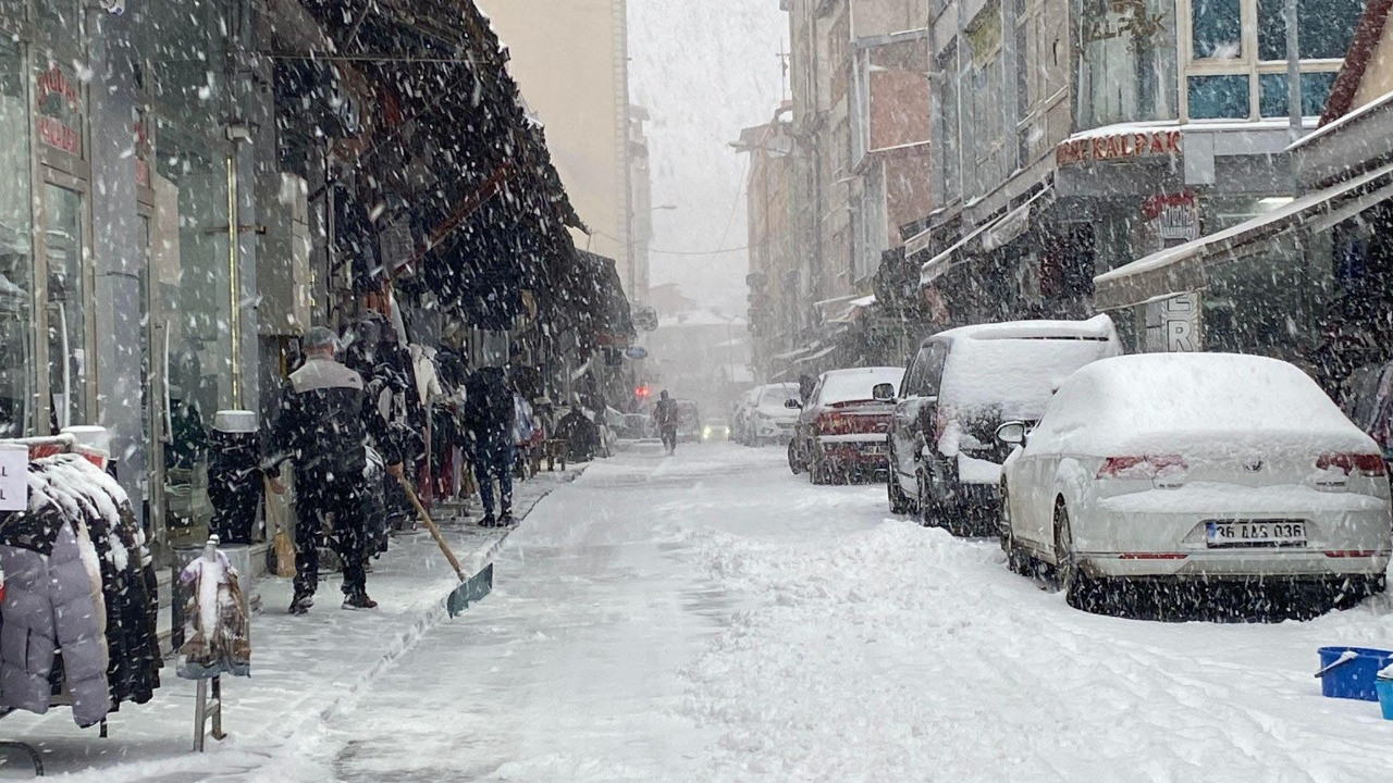 Kars'ta 27 köy yolu ulaşıma kapandı