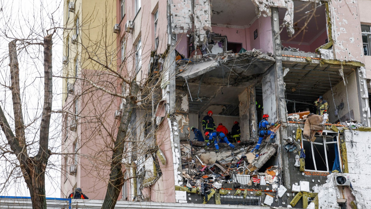 Kış ortasında kent elektriksiz kaldı, yüzlerce ev donuyor