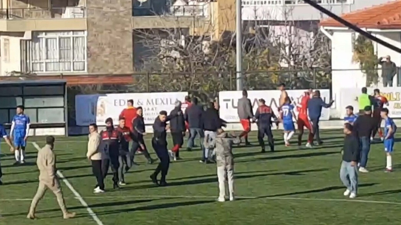 Kuşadası’nda maç sonu kavga eden futbolcuları jandarma ayırdı