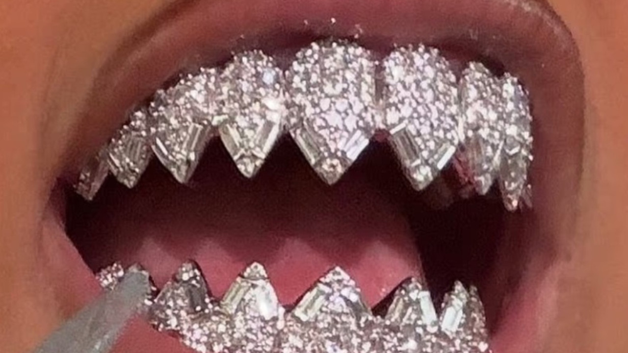 Ünlü ismin kızı yine şaşırttı: Pırlanta kaplı köpekbalığı dişi