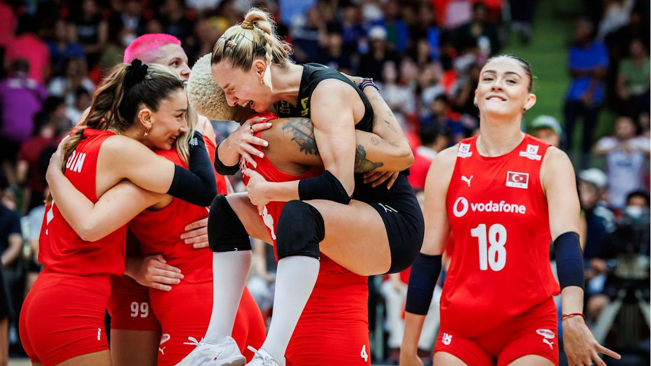 Voleybolda 2025’e damga vurduk: 'Sultanlar' dünya ikincisi, 'Efeler' tarih yazdı