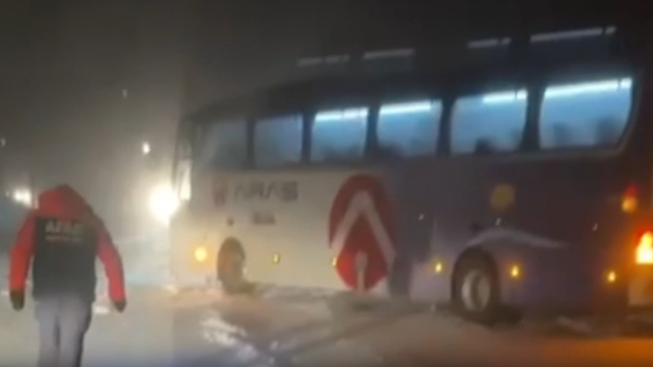 30 yolcusuyla mahsur kaldı