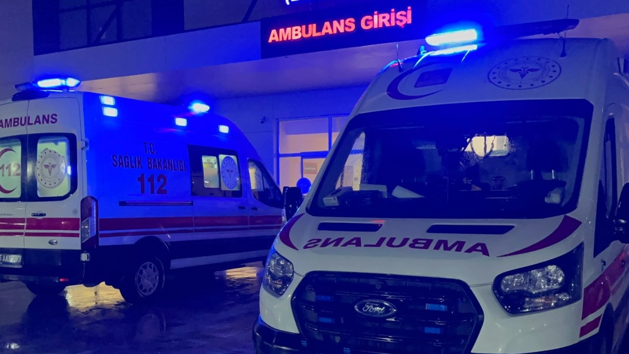 Bütün mahalle taş, şişe ve sopalarla birbirine girdi