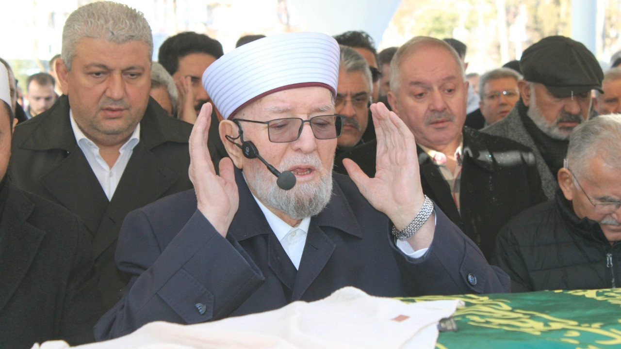 Eşinin cenaze namazını gözyaşları içinde kıldırdı