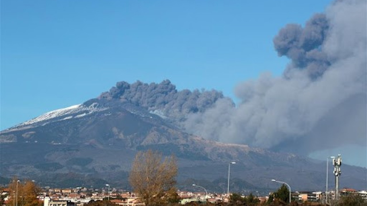 Etna Yanardağı yeniden faaliyete geçti