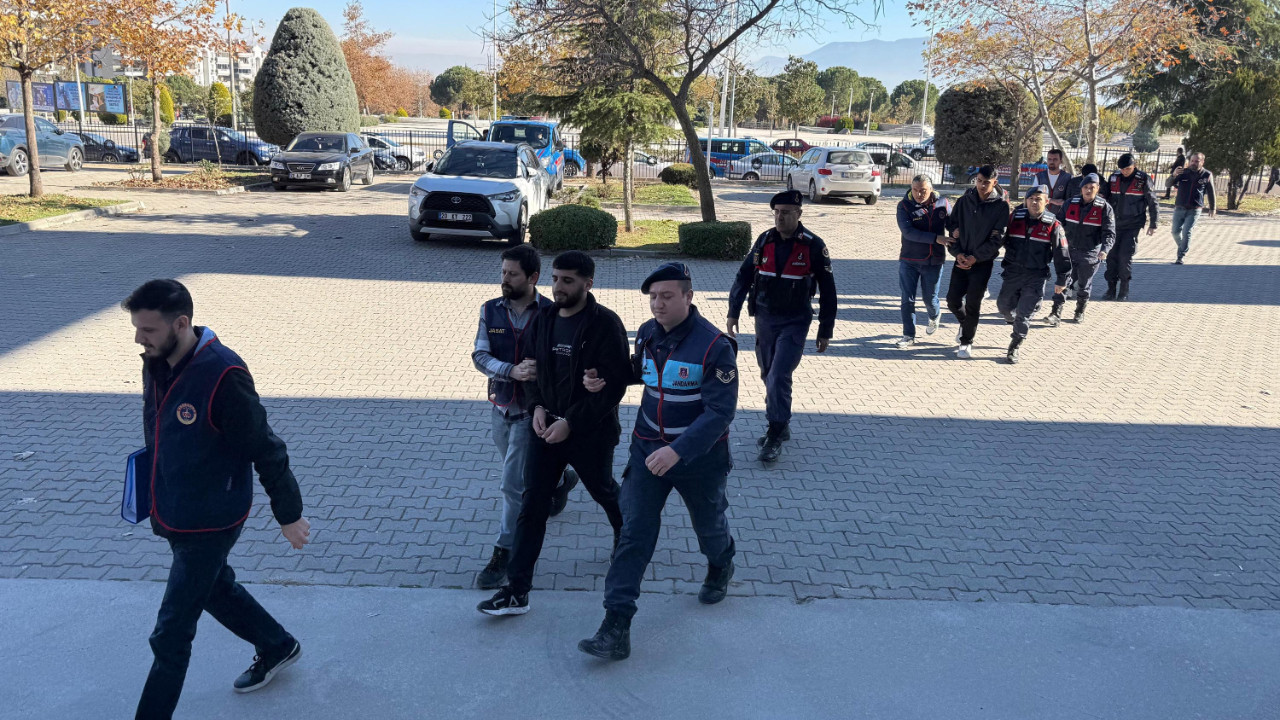 Fabrika fareleri yakalandı: 150 milyon çalmışlar