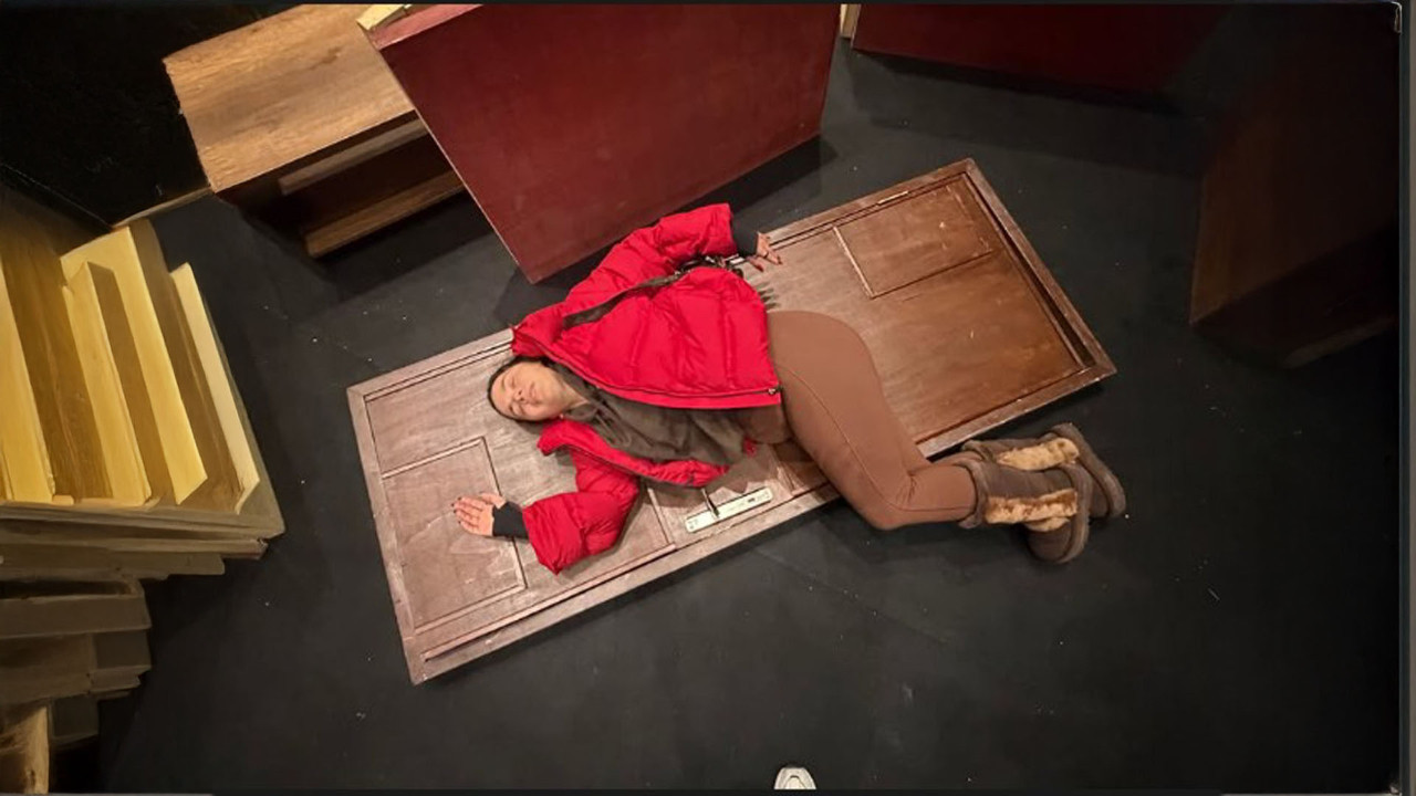 Sahnede talihsiz kaza: Aslı Bekiroğlu'nun kafasına kapı düştü