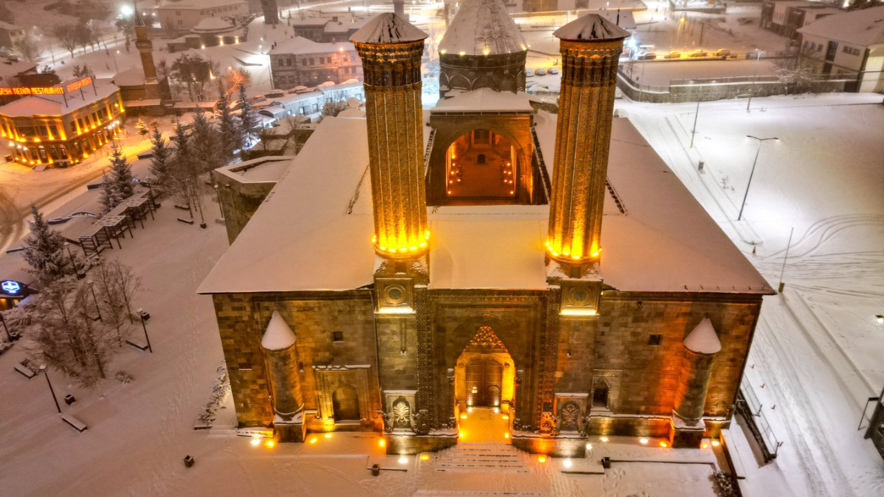 Tarih, beyaza büründü