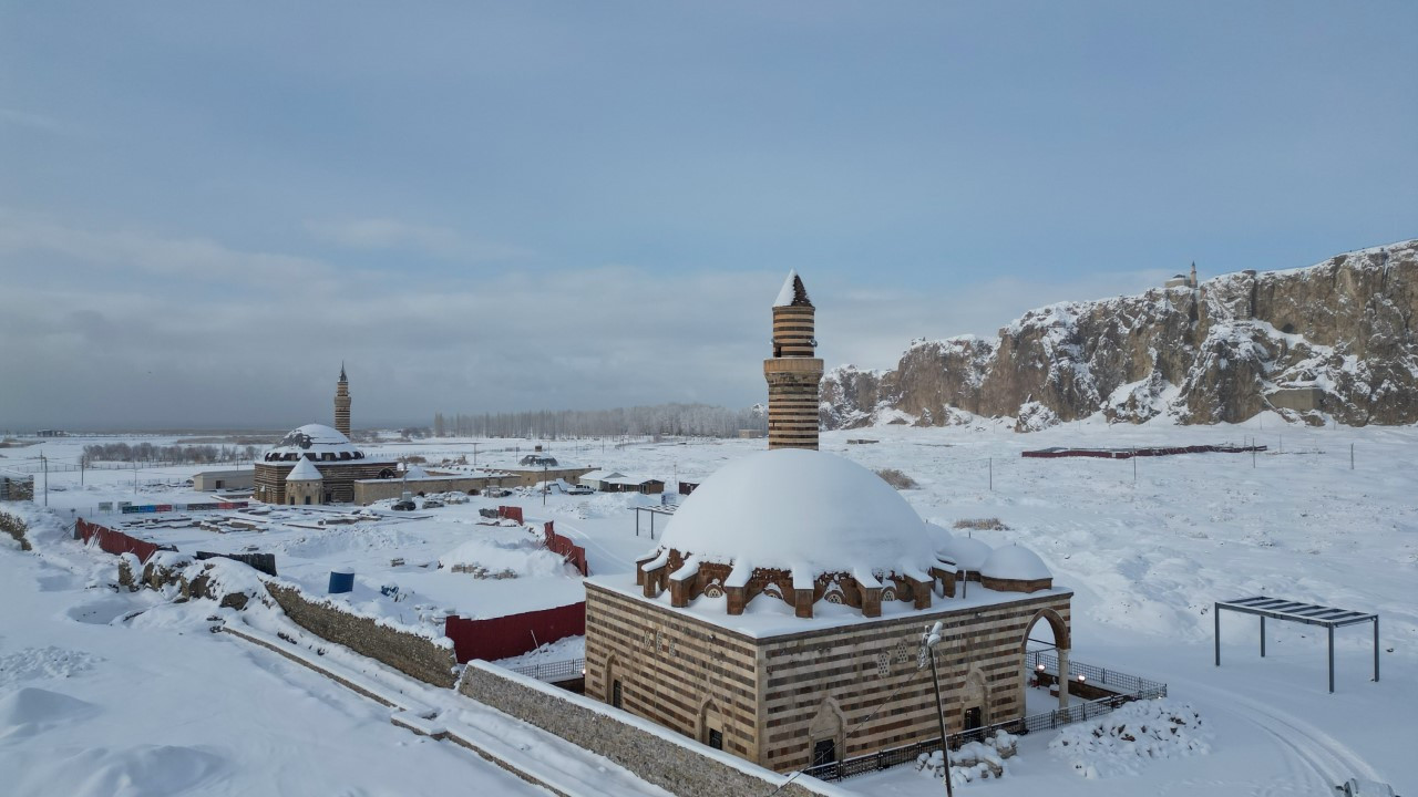 Tarihi yapılar karla kaplandı