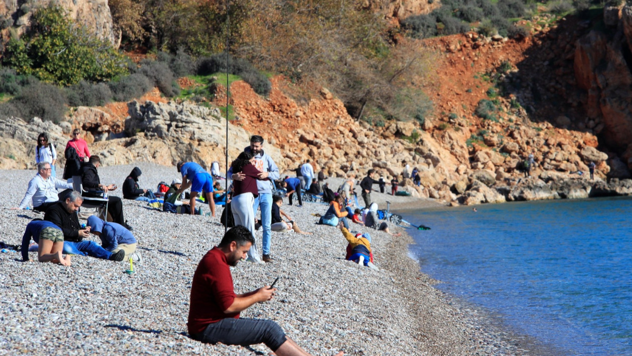 Türkiye donarken Antalya’da deniz keyfi