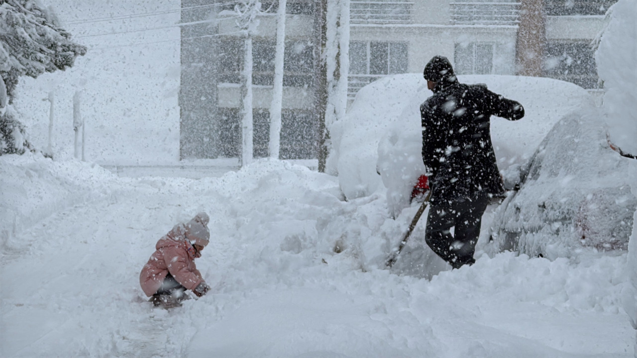 3 gündür durmadan yağıyor! Kar kalınlığı 60 santimetreye ulaştı