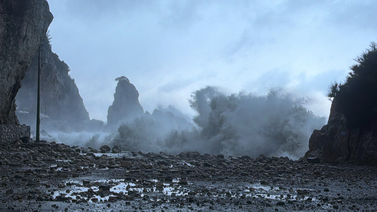 Amasra'da dalga yüksekliği 8 metreye ulaştı