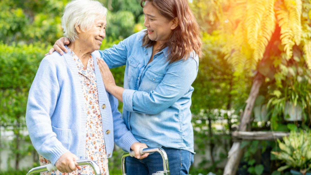 Araştırma: Başkalarına yardım etmek demans riskini azaltıyor