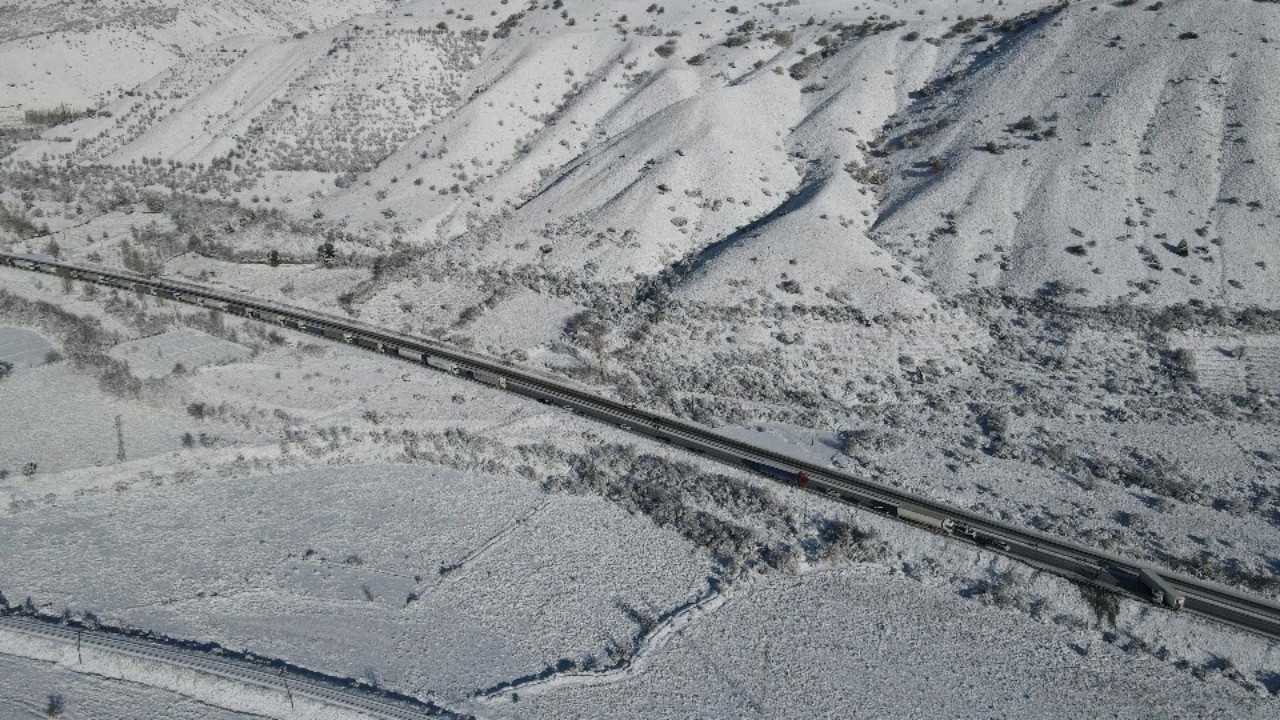 Erzincan-Erzurum karayolunda 12 kilometrelik araç kuyruğu