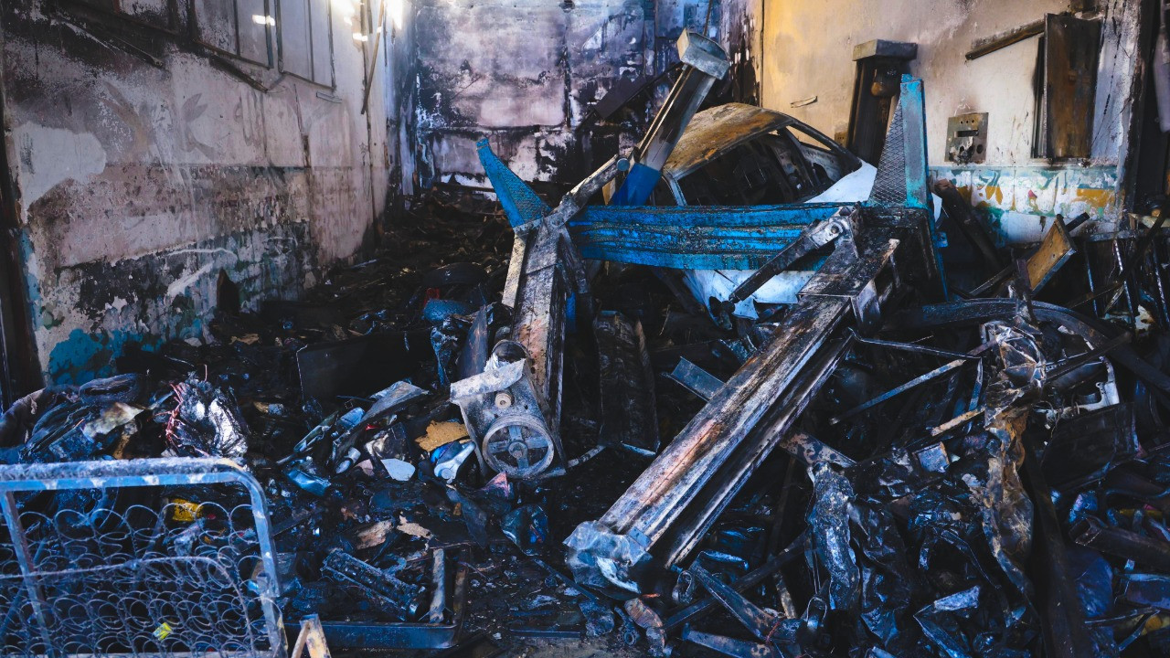 Hayata tutunma mücadelesi verirken iş yeri de yandı