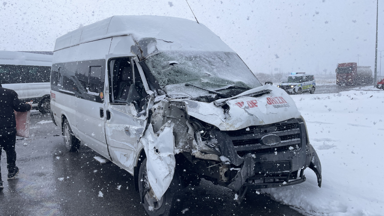 İşçi servisi TIR'la çarpıştı: 11 yaralı