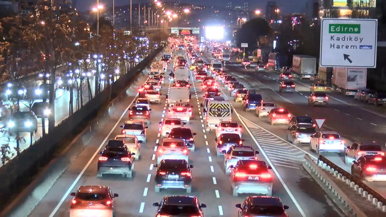 İstanbul'da hafta trafik çilesiyle başladı