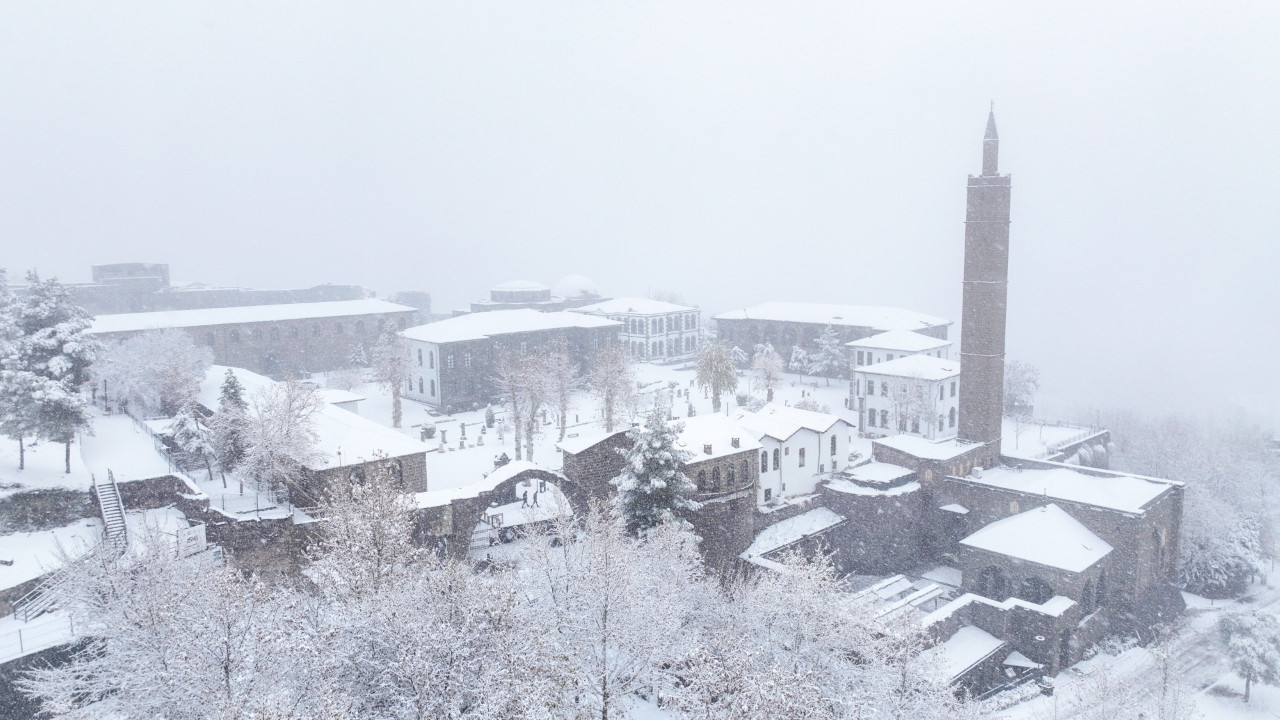 Kar yağdı, bin yıllık tarih beyaza büründü