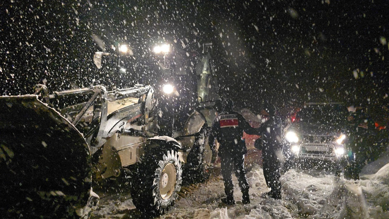 Karda mahsur kalan vatandaş 5 saat sonra kurtarıldı