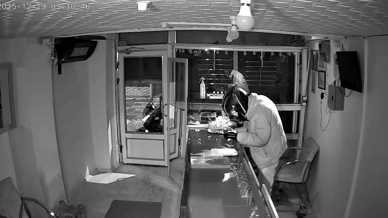 Kuyumcu titizliğiyle kuyumcu soydu