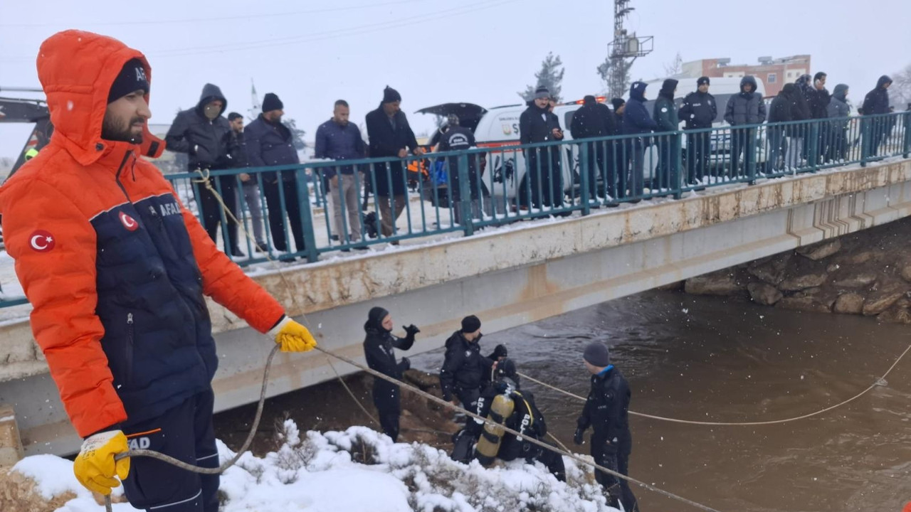 Otomobil kanala uçtu: Üç çocuk öldü, baba aranıyor