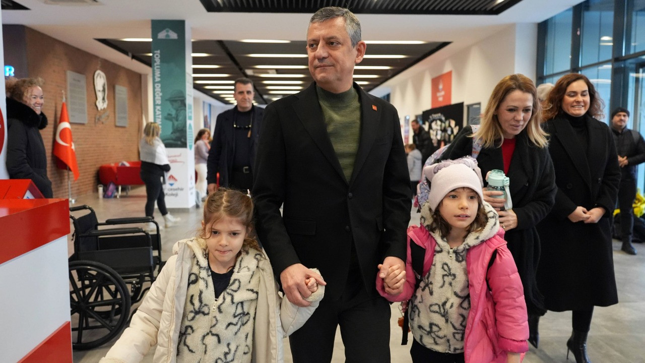 Özgür Özel, Ferdi Zeyrek'in kızlarını okula götürdü