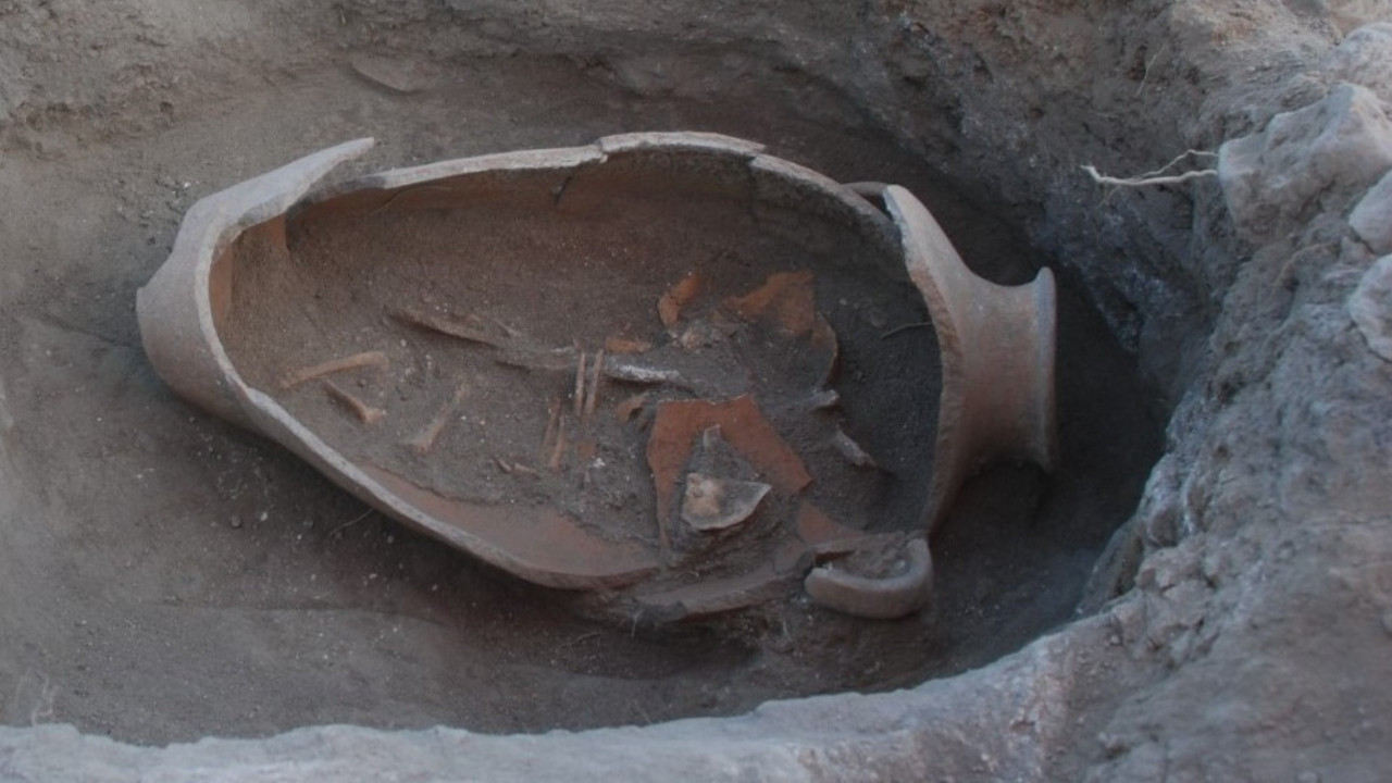 Tüyler ürperten buluntu: Küpten bebek mezarları bulundu