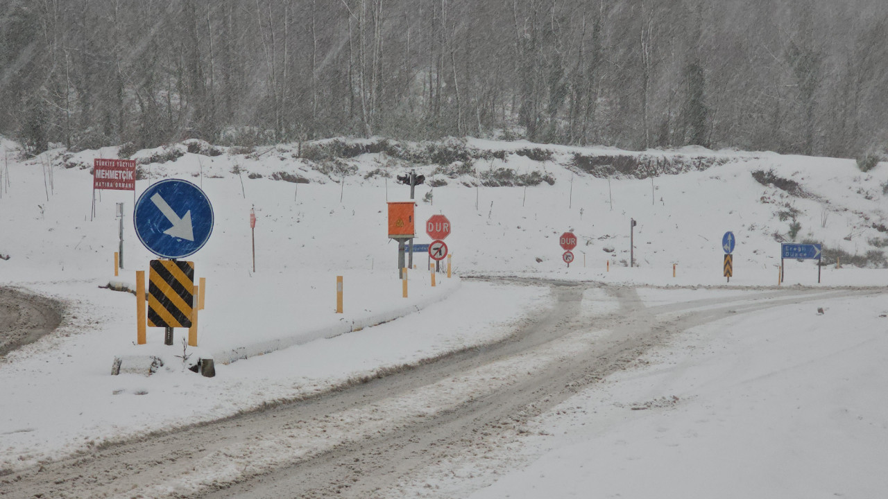 Zonguldak'ta deniz taştı, kardan 81 köy yolu kapandı