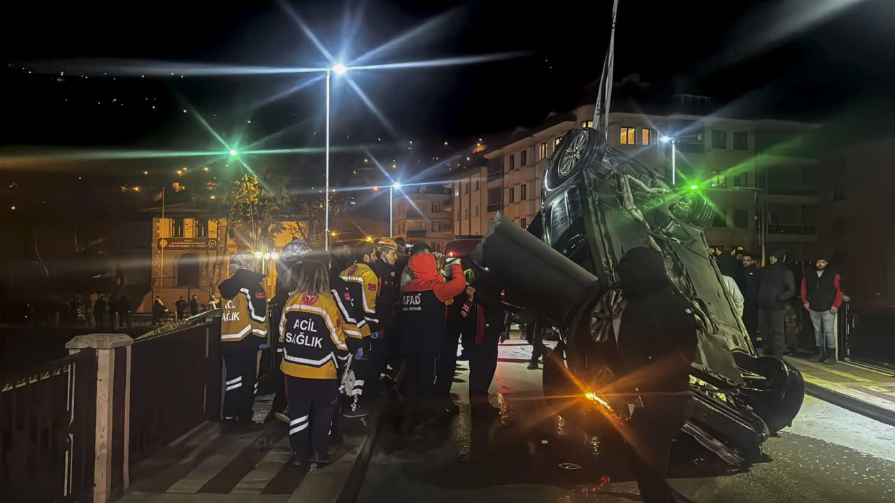 Amasya’da feci kaza: Otomobil köprüden nehre uçtu