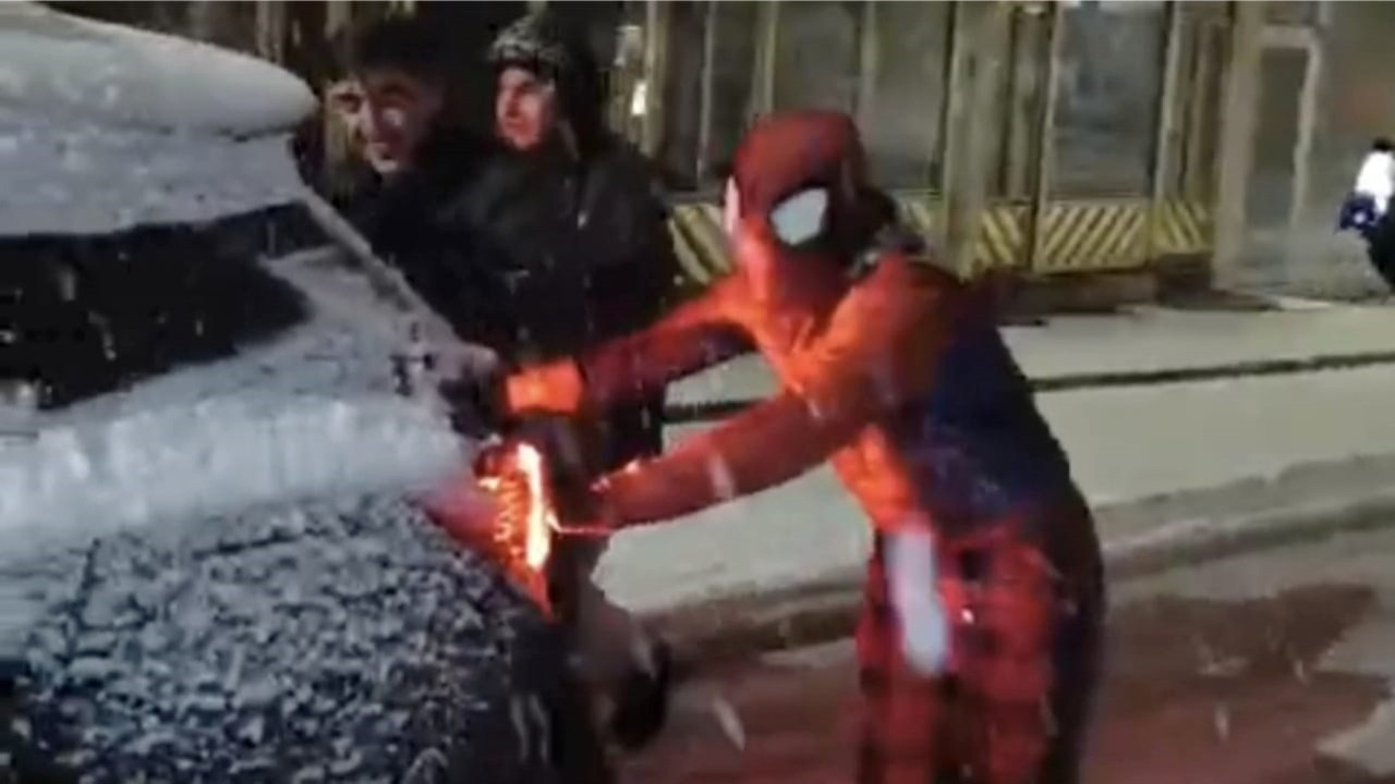 Bitlis'te karda mahsur kalan sürücünün yardımına 'Örümcek Adam' yetişti