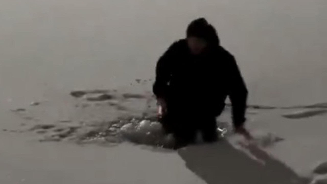 Buz tutan göletin üzerinde dans ederken suya düştü