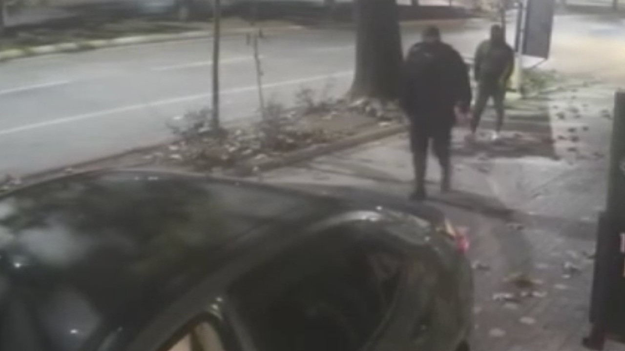 Ellerinde beyzbol sopaları, yüzlerinde kar maskesiyle kabusu yaşattılar