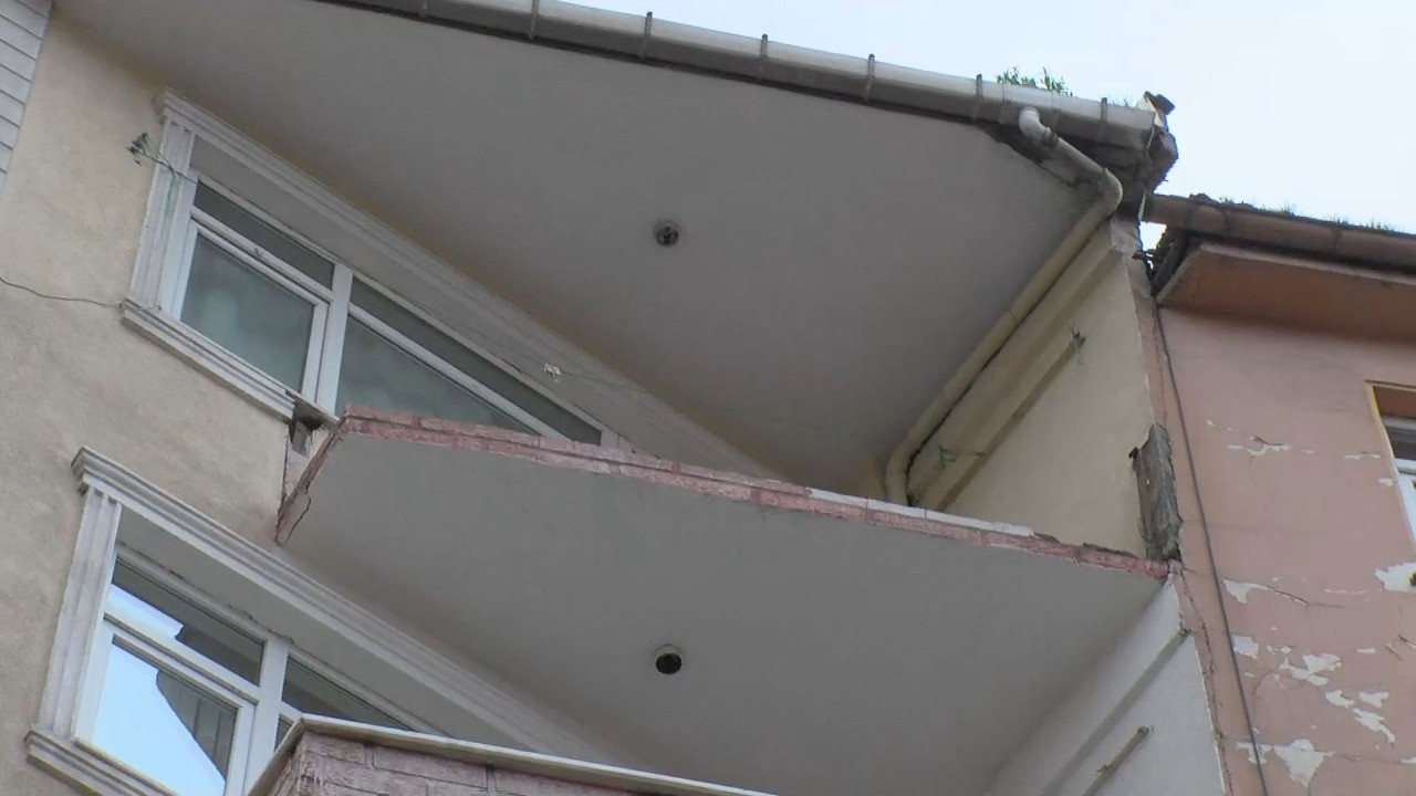 Güngören'de binanın balkonundan parçalar koptu, yayalar son anda kurtuldu