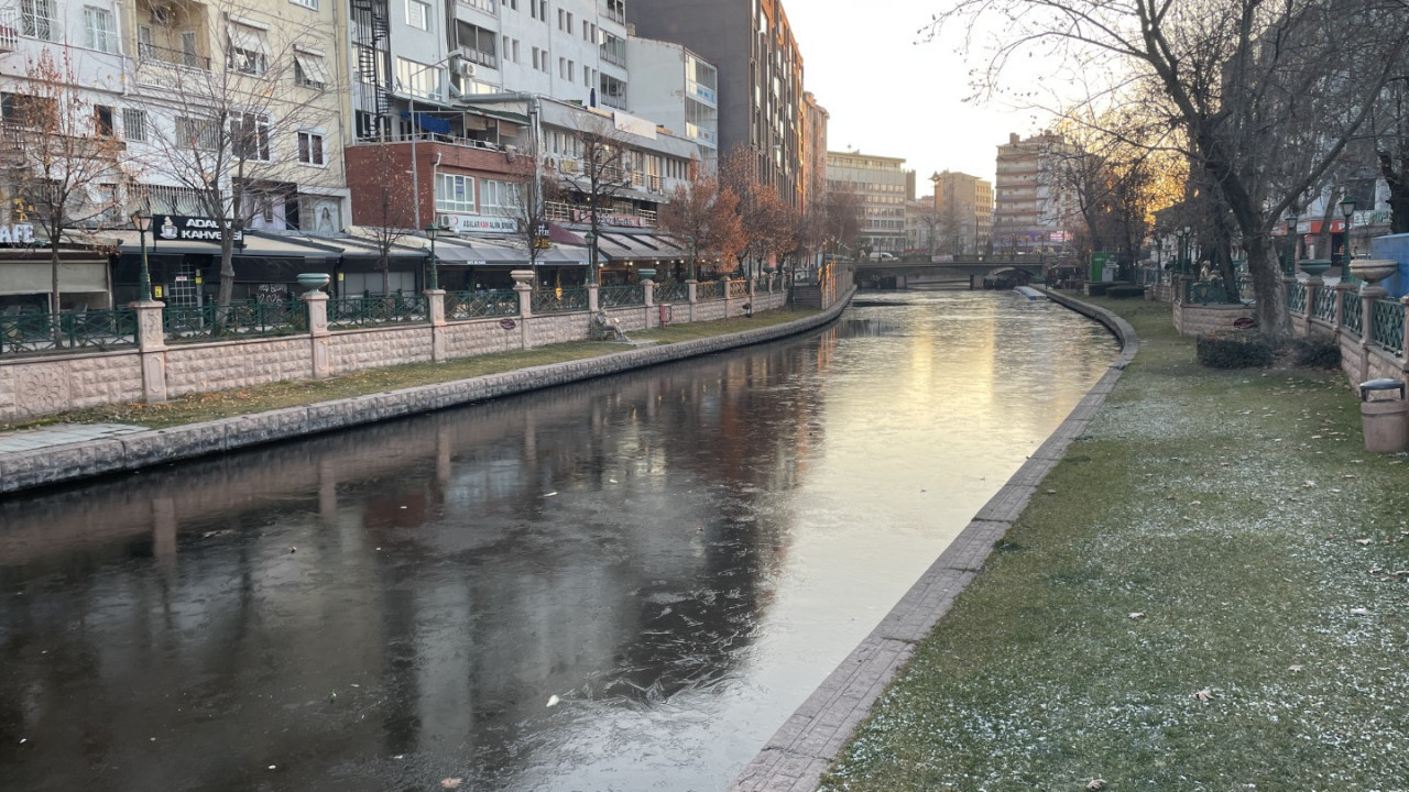 Hava sıcaklığı eksi 6'ya düştü: Porsuk Çayı buz tuttu