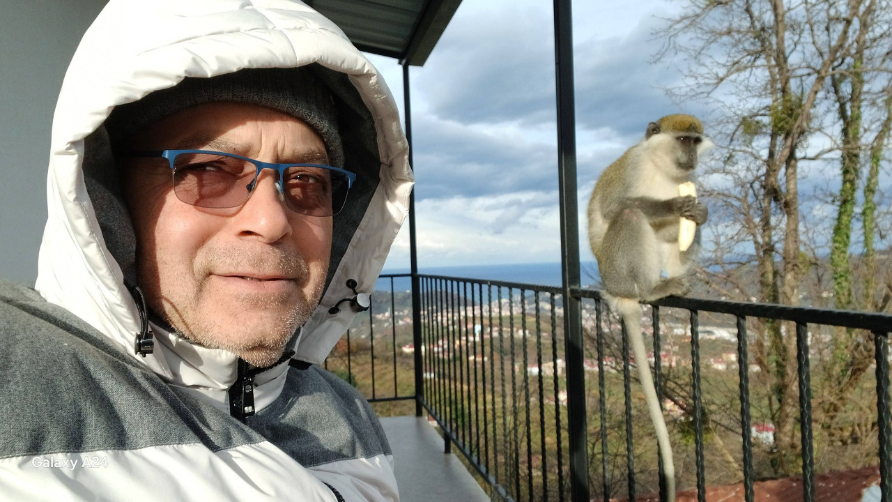 Hayvanat bahçesinden kaçtı, balkonda karnını doyurdu