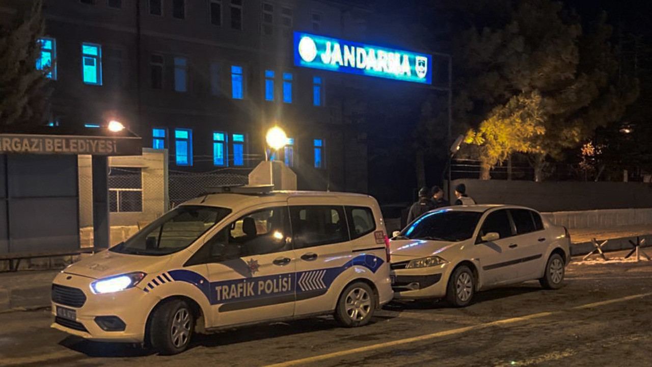 İki husumetlisini tabancayla yaraladı, jandarmaya teslim oldu