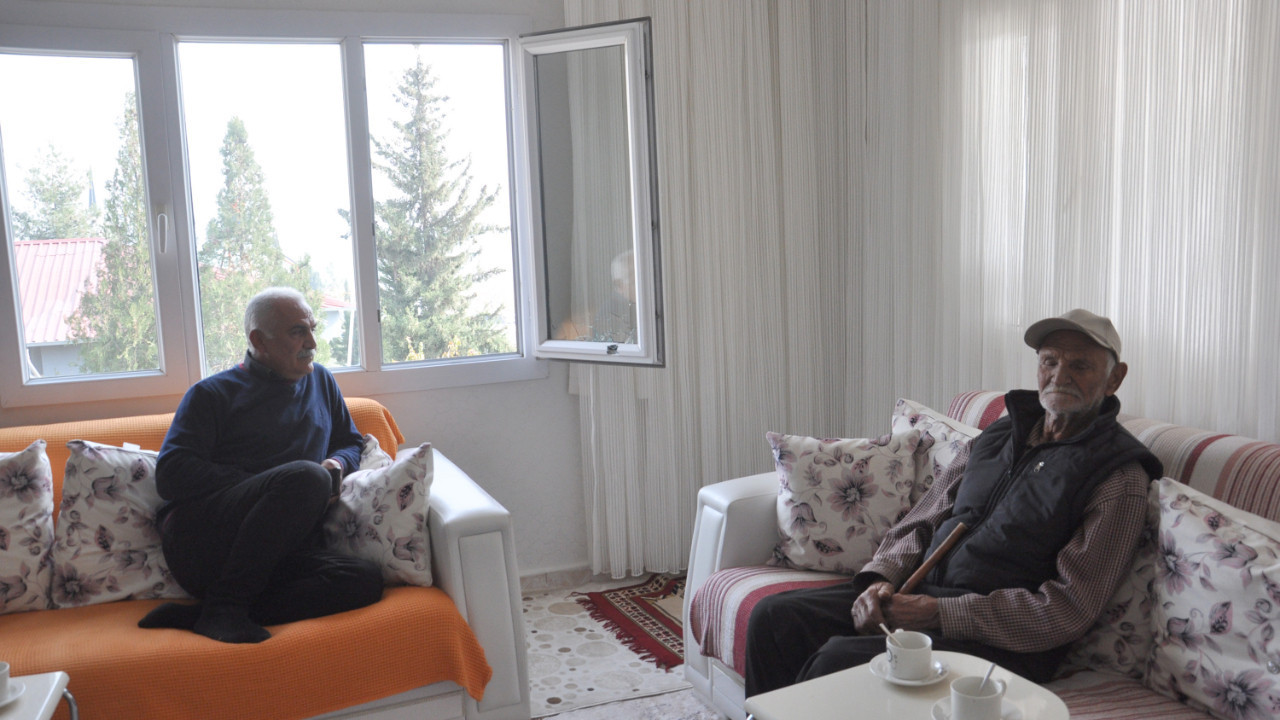 Kahvaltı yaparken ölümden döndüler: Pencereye domuz kurşunu isabet etti