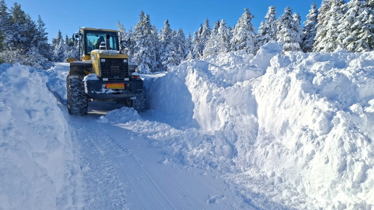Kar kalınlığı 2 metreye ulaştı, yollar kapandı