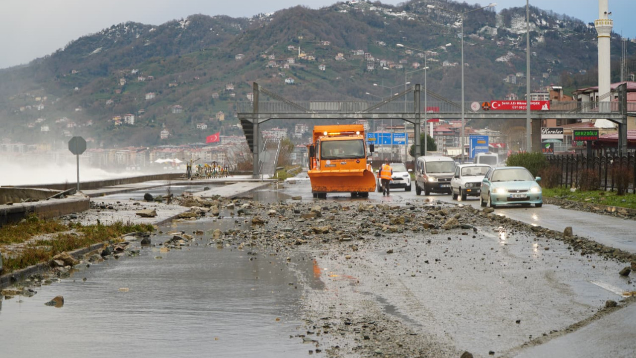 Karadeniz taşları yola taşıdı